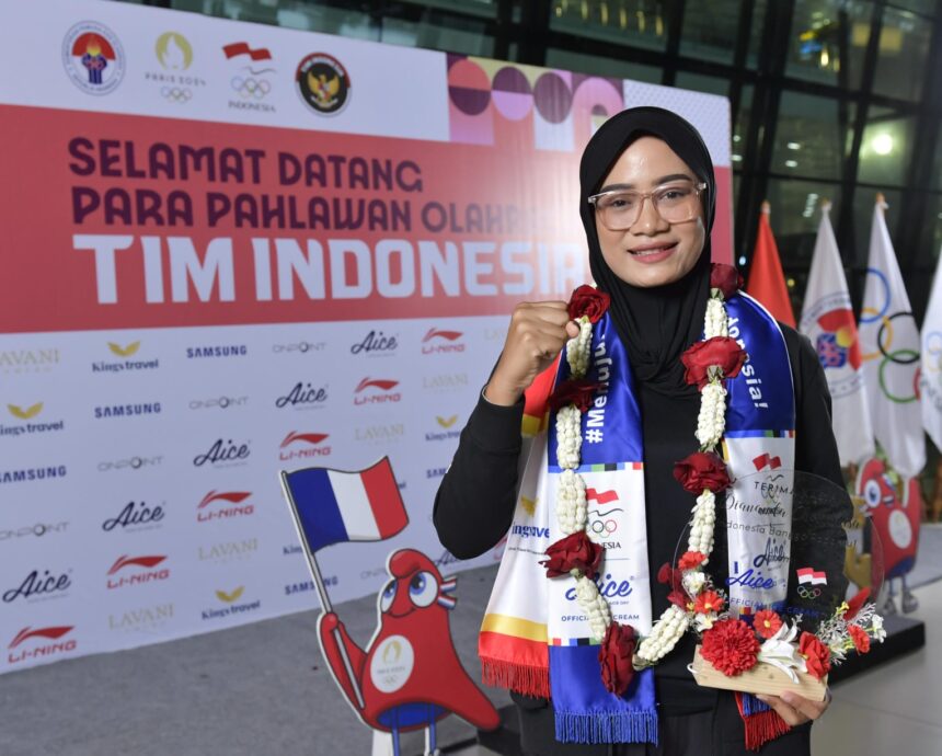 Medali emas di Olimpiade 2024 Paris memang urung dibawa pulang atlet panahan Indonesia, Diananda Choirunisa. Langkah srikandi asal Surabaya ini ini mesti terhenti di babak perempat final nomor individual recurve oleh atlet tuan rumah Prancis, Lisa Brabelin.(foto:bagus/kemenpora.go.id)