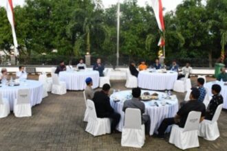 Silaturahmi Pj Gubernur Sulbar, Bahtiar Baharuddin bersama para petani durian.(Foto dok Pemprov Sulbar