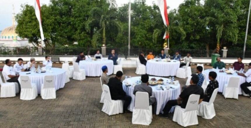 Silaturahmi Pj Gubernur Sulbar, Bahtiar Baharuddin bersama para petani durian.(Foto dok Pemprov Sulbar