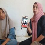 Yani, 46, (kiri) dan Suryati, 36, (kanan) menunjukkan foto Ibunda tercinta semasa hidup Nimih, 63, di kediaman di wilayah RT 03 RW 05, Kelurahan Bambu Apus, Kecamatan Cipayung, Jakarta Timur, Selasa (17/9/2024) siang. Foto: Joesvicar Iqbal/ipol.id