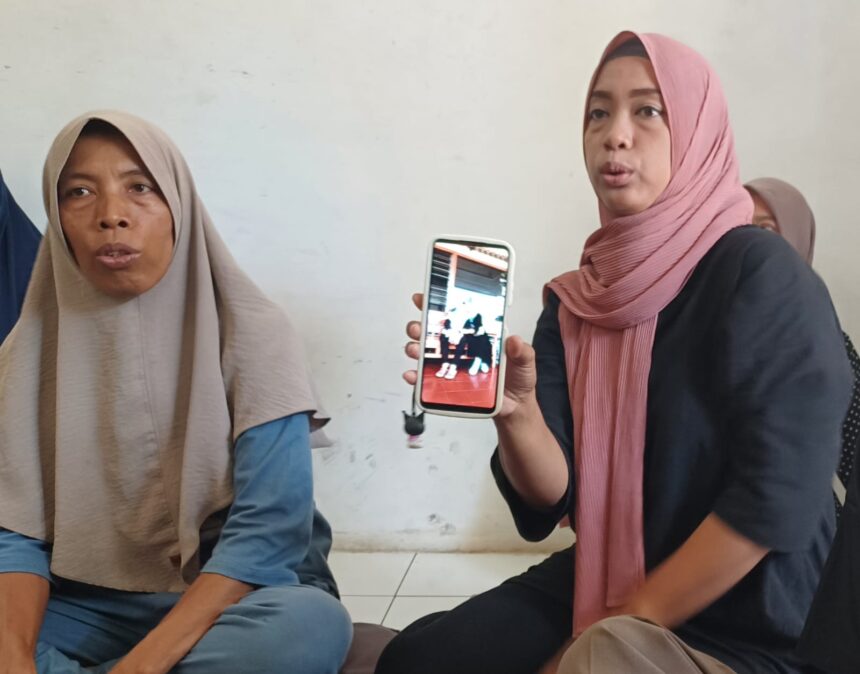 Yani, 46, (kiri) dan Suryati, 36, (kanan) menunjukkan foto Ibunda tercinta semasa hidup Nimih, 63, di kediaman di wilayah RT 03 RW 05, Kelurahan Bambu Apus, Kecamatan Cipayung, Jakarta Timur, Selasa (17/9/2024) siang. Foto: Joesvicar Iqbal/ipol.id