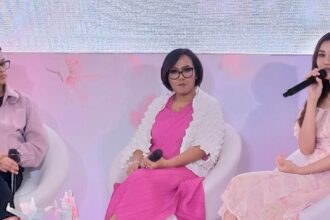 Momen Arkanda Saecario Wicaksono, Product Marketing Manager Y.O.U, Dede Gracia, Ketua Yayasan LovePink Indonesia dan Aaliyah Massaid saat acara Y.O.U. Foto: ipol.id/Vinolla