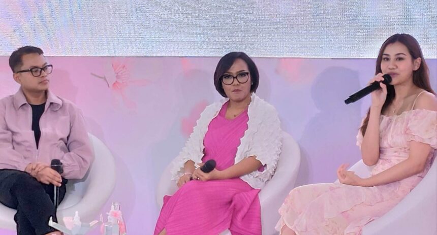 Momen Arkanda Saecario Wicaksono, Product Marketing Manager Y.O.U, Dede Gracia, Ketua Yayasan LovePink Indonesia dan Aaliyah Massaid saat acara Y.O.U. Foto: ipol.id/Vinolla