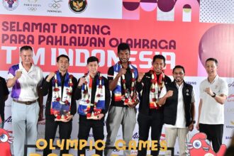 Usai berjuang di ajang Olimpiade 2024 Paris, tiga atlet Indonesia yakni pebulutangkis Fajar Alfian/Muhammad Rian Ardianto, dan atlet dayung La Memo telah tiba di tanah air. (foto:andre/kemenpora.go.id)