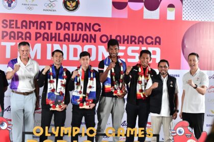 Usai berjuang di ajang Olimpiade 2024 Paris, tiga atlet Indonesia yakni pebulutangkis Fajar Alfian/Muhammad Rian Ardianto, dan atlet dayung La Memo telah tiba di tanah air. (foto:andre/kemenpora.go.id)