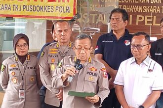 Kabid Yandokpol Rumah Sakit (RS) Polri Kramat Jati, Kombes Hery Wijatmoko dan jajaran dalam keterangannya soal tujuh jenazah remaja ditemukan di Kali Bekasi, Kota Bekasi, Jawa Barat, Minggu (22/9/2024) lalu, masih belum teridentifikasi di RS Polri Kramat Jati, Jakarta Timur, Senin (23/9/2024) sore. Foto: Ist