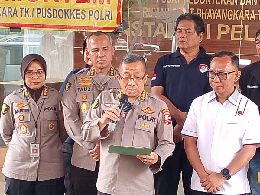 Kabid Yandokpol Rumah Sakit (RS) Polri Kramat Jati, Kombes Hery Wijatmoko dan jajaran dalam keterangannya soal tujuh jenazah remaja ditemukan di Kali Bekasi, Kota Bekasi, Jawa Barat, Minggu (22/9/2024) lalu, masih belum teridentifikasi di RS Polri Kramat Jati, Jakarta Timur, Senin (23/9/2024) sore. Foto: Ist