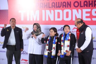 Wakil Ketua Umum IV PB Persani Herman Chaniago (paling kiri) Mengucapkan terima kasih kepada Menpora Dito di Terminal 3 Bandara Soekarno Hatta Tangerang, Banten, Kamis (1/8). (foto:herry/kemenpora.go.id)