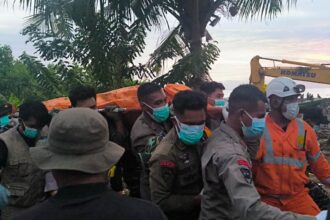 Tim gabungan melakukan evakuasi korban tewas berhasil ditemukan pascabanjir bandang Kelurahan Rua, Kota Ternate, Maluku Utara, pada Minggu (1/9/2024). Foto: Ist