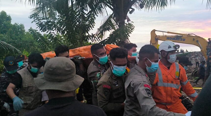 Tim gabungan melakukan evakuasi korban tewas berhasil ditemukan pascabanjir bandang Kelurahan Rua, Kota Ternate, Maluku Utara, pada Minggu (1/9/2024). Foto: Ist