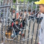 Pekerja memotong pagar besi menggunakan gergaji bersamaan proses eksekusi pengosongan rumah mewah dua lantai di Jalan Lebak Bulus III/15, RT 08/04, Cilandak Barat, Cilandak, Jakarta Selatan, Kamis (12/9/2024) siang. Foto: Joesvicar Iqbal/ipol.id