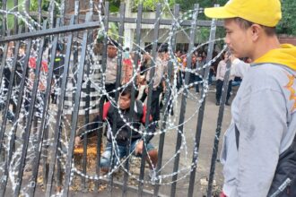 Pekerja memotong pagar besi menggunakan gergaji bersamaan proses eksekusi pengosongan rumah mewah dua lantai di Jalan Lebak Bulus III/15, RT 08/04, Cilandak Barat, Cilandak, Jakarta Selatan, Kamis (12/9/2024) siang. Foto: Joesvicar Iqbal/ipol.id