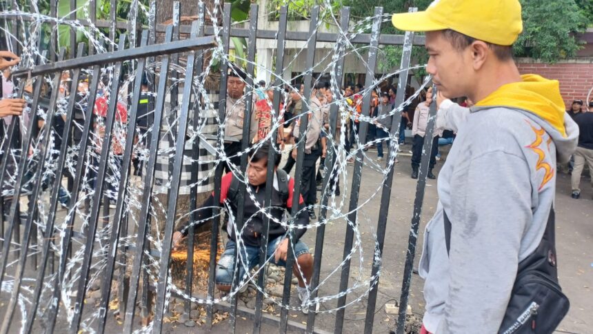 Pekerja memotong pagar besi menggunakan gergaji bersamaan proses eksekusi pengosongan rumah mewah dua lantai di Jalan Lebak Bulus III/15, RT 08/04, Cilandak Barat, Cilandak, Jakarta Selatan, Kamis (12/9/2024) siang. Foto: Joesvicar Iqbal/ipol.id