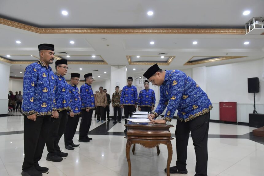 Menteri Pemuda dan Olahraga Republik Indonesia (Menpora RI) Dito Ariotedjo hari Jumat (2/8) sore melantik dan mengambil sumpah jabatan Pejabat Pimpinan Tinggi Pratama Kemenpora di Wisma Kemenpora, Senayan, Jakarta. (foto:bagus/kemenpora.go.id)