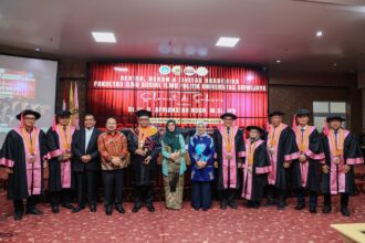 Wakil Menteri Ketenagakerjaan RI, Afriansyah Noor (tengah) usai Sidang Terbuka Promosi Doktor Administrasi Publik di Universitas Sriwijaya, Palembang, pada Sabtu (28/9/2024). Foto: Ist