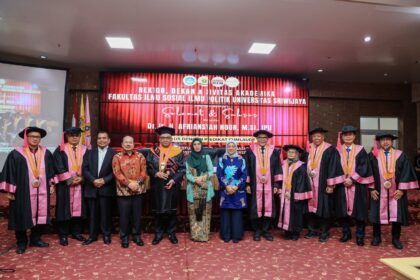 Wakil Menteri Ketenagakerjaan RI, Afriansyah Noor (tengah) usai Sidang Terbuka Promosi Doktor Administrasi Publik di Universitas Sriwijaya, Palembang, pada Sabtu (28/9/2024). Foto: Ist