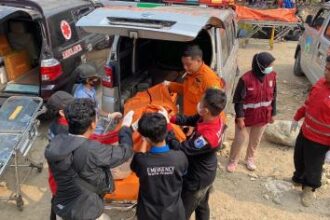 Polisi nampak mengevakuasi tujuh jenazah yang ditemukan di aliran Kali Bekasi, Jatiasih, Kota Bekasi. Sejumlah mayat itu dievakuasi ke RS Polri Kramatjati. (Foto: istimewa)