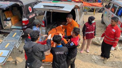 Polisi nampak mengevakuasi tujuh jenazah yang ditemukan di aliran Kali Bekasi, Jatiasih, Kota Bekasi. Sejumlah mayat itu dievakuasi ke RS Polri Kramatjati. (Foto: istimewa)