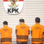 Empat tersangka dugaan korupsi Bandung Smart City saat diekspos di Gedung Merah Putih KPK, Kuningan, Jaksel, Kamis (26/9/2024). Foto: Live streaming YT @kpkri