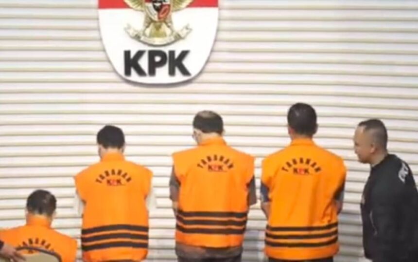 Empat tersangka dugaan korupsi Bandung Smart City saat diekspos di Gedung Merah Putih KPK, Kuningan, Jaksel, Kamis (26/9/2024). Foto: Live streaming YT @kpkri