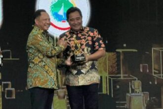 Pj Bahtiar (kanan) saat menerima penghargaan bersama Mendagri, Tito Karnavian (kiri).(Foto dok pemprov Sulbar