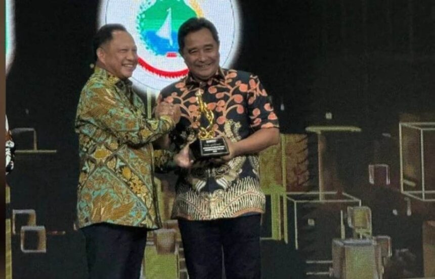 Pj Bahtiar (kanan) saat menerima penghargaan bersama Mendagri, Tito Karnavian (kiri).(Foto dok pemprov Sulbar