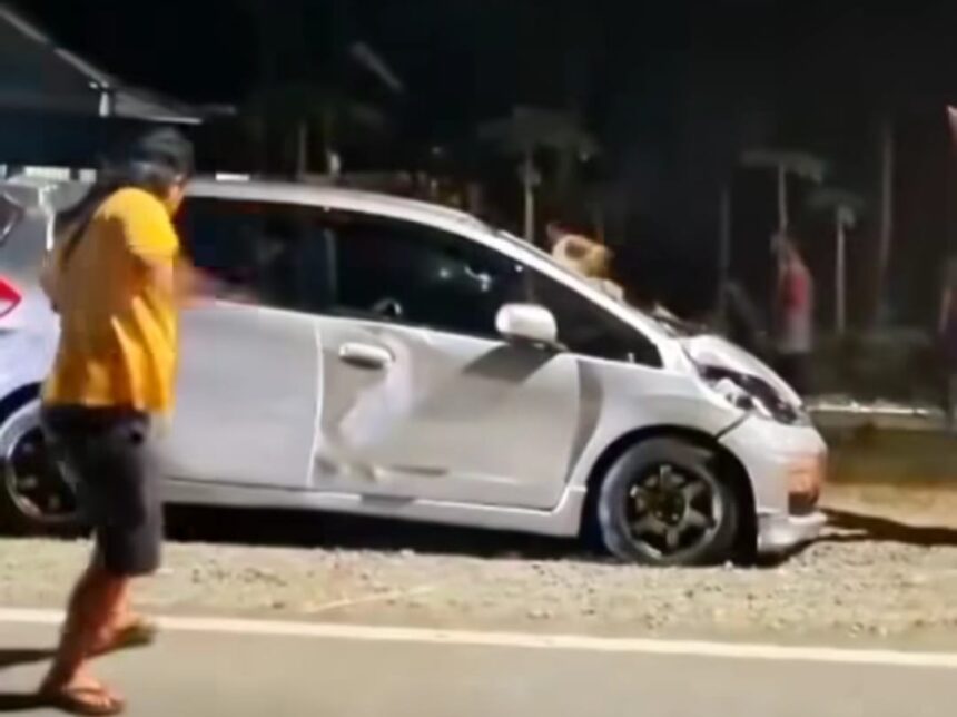 Mobil Honda Jazz diamuk massa. Foto: Instagram @beritakebumen