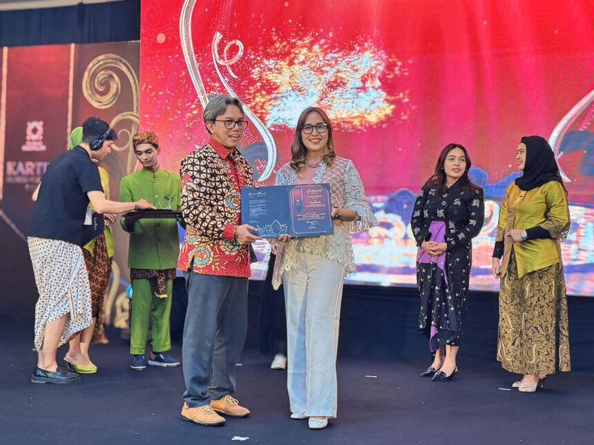 Kepala Departemen Komunikasi Perusahaan PT Pegadaian, Riana Rifani dinobatkan sebagai Kartini Sahabat Humas Indonesia