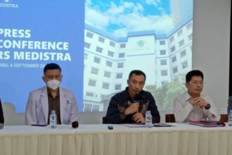 Dirut RS Medistra, Agung Budisatria saat memberikan keterangan pada wartawan.(foto sofian/ipol.id