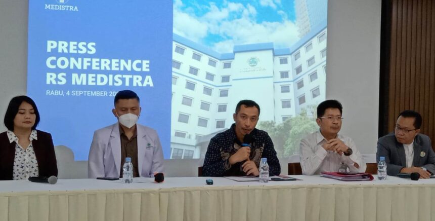 Dirut RS Medistra, Agung Budisatria saat memberikan keterangan pada wartawan.(foto sofian/ipol.id