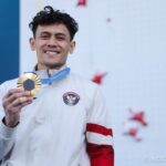 Menteri Pemuda dan Olahraga Republik Indonesia (Menpora RI) Dito Ariotedjo, menyampaikan terima kasih kepada atlet panjat tebing putra Indonesia, Veddriq Leonardo setelah berhasil mempersembahkan medali emas untuk Indonesia di Olimpiade 2024 Paris.(foto: NOC Indonesia/Naif Muhammad Al'as)