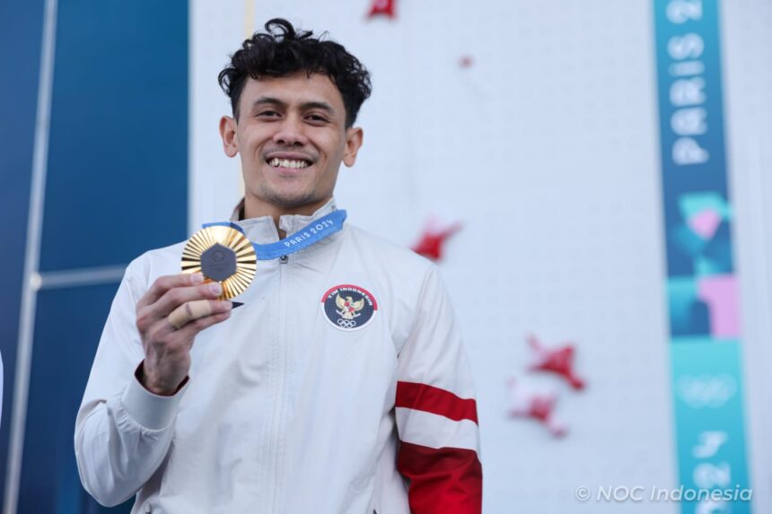 Menteri Pemuda dan Olahraga Republik Indonesia (Menpora RI) Dito Ariotedjo, menyampaikan terima kasih kepada atlet panjat tebing putra Indonesia, Veddriq Leonardo setelah berhasil mempersembahkan medali emas untuk Indonesia di Olimpiade 2024 Paris.(foto: NOC Indonesia/Naif Muhammad Al'as)