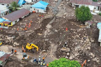 Foto udara lokasi terdampak banjir bandang di Kelurahan Rua, Kecamatan Pulau Ternate, Kota Ternate, Maluku Utara. Tim gabungan berupaya maksimal melakukan pencarian korban hilang hingga Selasa (3/9/2024). Foto: Pusat Data, Informasi, dan Komunikasi Kebencanaan BNPB