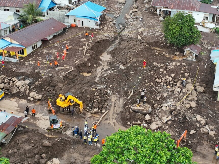 Foto udara lokasi terdampak banjir bandang di Kelurahan Rua, Kecamatan Pulau Ternate, Kota Ternate, Maluku Utara. Tim gabungan berupaya maksimal melakukan pencarian korban hilang hingga Selasa (3/9/2024). Foto: Pusat Data, Informasi, dan Komunikasi Kebencanaan BNPB