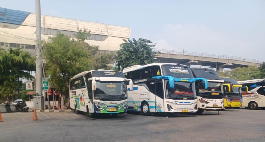 Terminal Kampung Rambutan, Jakarta Timur, menyediakan 100 kantong parkir bus untuk Misa Agung Paus Fransiskus, Kamis (5/9/2024) besok. Foto: Joesvicar Iqbal/ipol.id