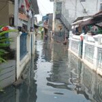 Banjir sebagai dampak penutupan saluran air di permukiman warga RW 09, Kelurahan Lubang Buaya, Kecamatan Cipayung, Jakarta Timur, pada Rabu (11/9/2024). DPRD DKI Jakarta menyoroti masalah ini masih banyak dihadapi warga Jakarta. Foto: Ist