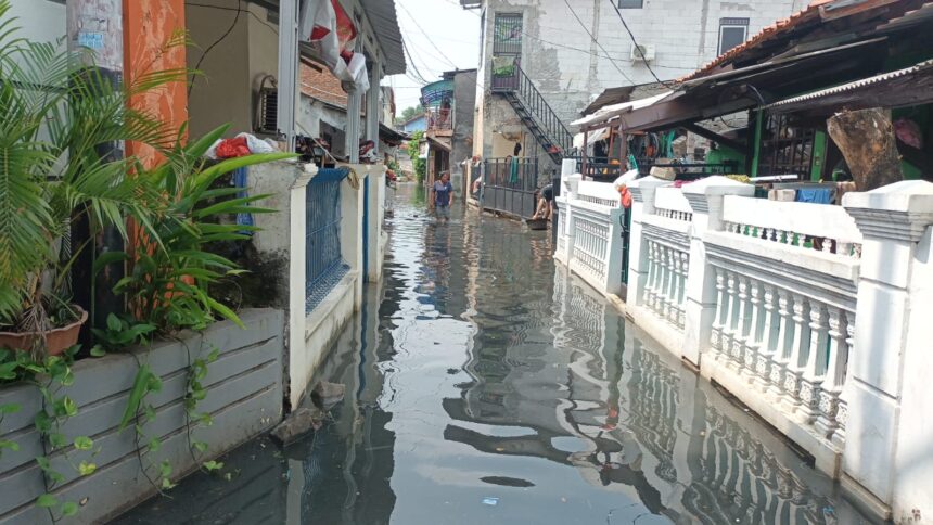 Banjir sebagai dampak penutupan saluran air di permukiman warga RW 09, Kelurahan Lubang Buaya, Kecamatan Cipayung, Jakarta Timur, pada Rabu (11/9/2024). DPRD DKI Jakarta menyoroti masalah ini masih banyak dihadapi warga Jakarta. Foto: Ist