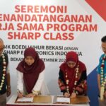 Perwakilan Sharp bersama perwakilan SMK Boedi Luhur Kabupaten Bekasi menandatangani MoU kerjasama program Sharp Class yang disaksikan oleh Dinas Pendidikan Provinsi Jawa Barat Wilayah III. Foto: Ist