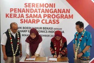 Perwakilan Sharp bersama perwakilan SMK Boedi Luhur Kabupaten Bekasi menandatangani MoU kerjasama program Sharp Class yang disaksikan oleh Dinas Pendidikan Provinsi Jawa Barat Wilayah III. Foto: Ist