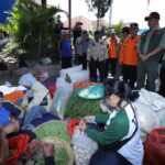 Kepala Badan Nasional Penanggulangan Bencana (BNPB), Letjen TNI Suharyanto dan jajaran serta pemerintah daerah meninjau langsung warga masyarakat di tenda pengungsian lokasi terdampak gempa di wilayah Kabupaten Bandung dan Kabupaten Garut, Jawa Barat, Kamis (19/9/2024). Foto: BNPB