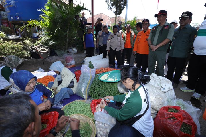 Kepala Badan Nasional Penanggulangan Bencana (BNPB), Letjen TNI Suharyanto dan jajaran serta pemerintah daerah meninjau langsung warga masyarakat di tenda pengungsian lokasi terdampak gempa di wilayah Kabupaten Bandung dan Kabupaten Garut, Jawa Barat, Kamis (19/9/2024). Foto: BNPB