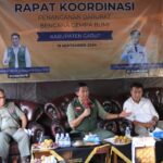 Kepala Badan Nasional Penanggulangan Bencana (BNPB), Letjen TNI Suharyanto bersama Pj Bupati Garut, Barnas Adjidin dan jajaran dalam rapat koordinasi di dua wilayah terdampak gempa di Kabupaten Garut dan Bandung, Jawa Barat, pada Kamis (19/9/2024). Foto: Ist