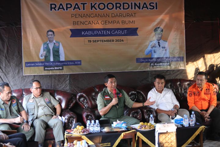 Kepala Badan Nasional Penanggulangan Bencana (BNPB), Letjen TNI Suharyanto bersama Pj Bupati Garut, Barnas Adjidin dan jajaran dalam rapat koordinasi di dua wilayah terdampak gempa di Kabupaten Garut dan Bandung, Jawa Barat, pada Kamis (19/9/2024). Foto: Ist