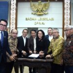 Baleg DPR RI saat menyetujui pembahasan Rancangan Undang-Undang (RUU) tentang Perubahan Ketiga atas Undang-Undang Nomor 6 Tahun 2011 mengenai Keimigrasian. Foto: