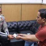 Anggota Polres Majalengka, Brigadir Yovi mengembalikan emas seberat 30 gram milik warga Tegal yang terjatuh di Majalengka. Foto: Polri