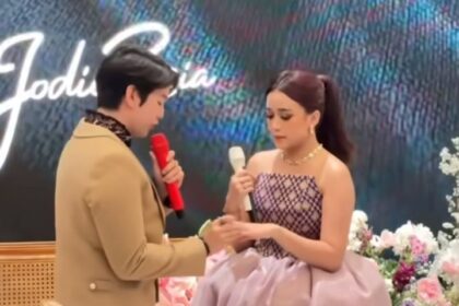 Brisia Jodie dilamar sang kekasih, Jonathan Alden. Foto: IG, @brisiajodie96 (tangkap layar)