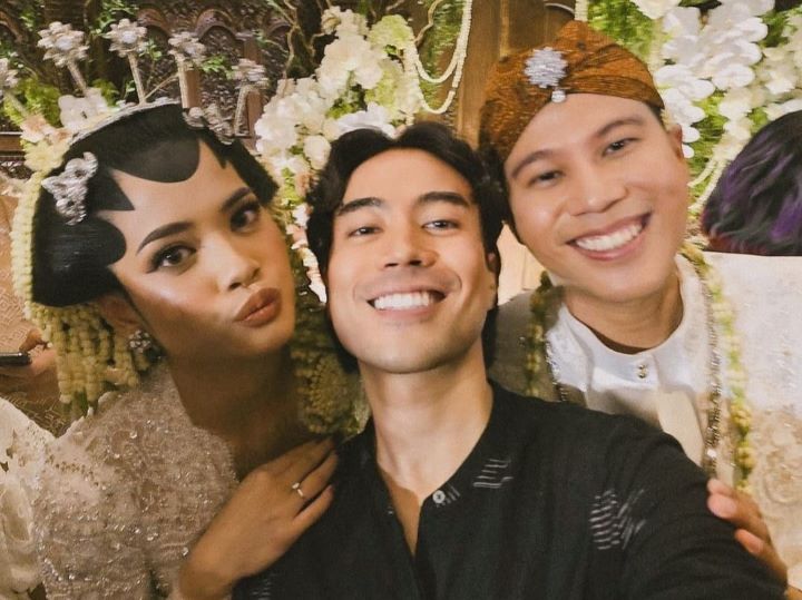 Momen bahagia pernikahan Anindyo Baskoro (Nino RAN) dan Dhabitannisa Auni. Foto: IG, @vidialdiano (tangkap layar)