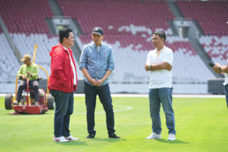 Ketum PSSI, Erick Thohir saat melakukan inspeksi singkat di Stadion GBK, Sabtu (7/9/2024). Foto: PSSI