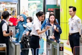 Face Recognition Boarding Gate adalah fasilitas boarding yang dilengkapi dengan kamera untuk mengidentifikasi dan memvalidasi identitas seseorang melalui wajah yang terintegrasi dengan data tiket kereta serta status vaksinasi pelanggan.