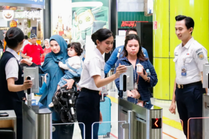 Face Recognition Boarding Gate adalah fasilitas boarding yang dilengkapi dengan kamera untuk mengidentifikasi dan memvalidasi identitas seseorang melalui wajah yang terintegrasi dengan data tiket kereta serta status vaksinasi pelanggan.
